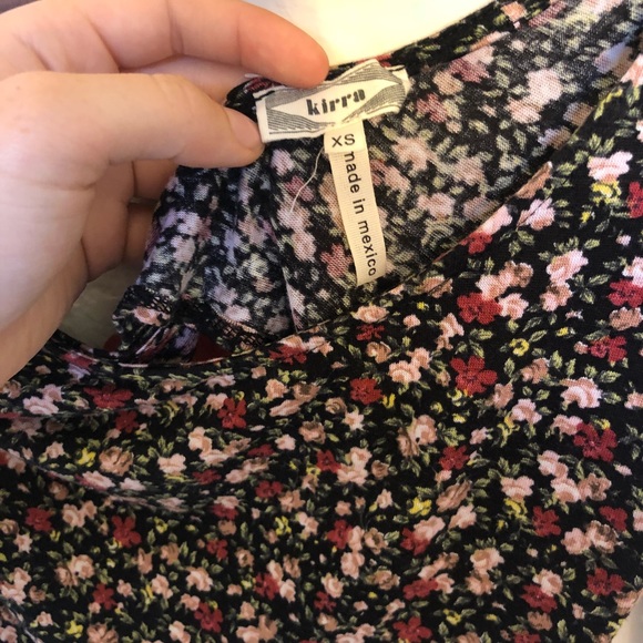 Floral Crop Top with Cut Out Back - Picture 3 of 3